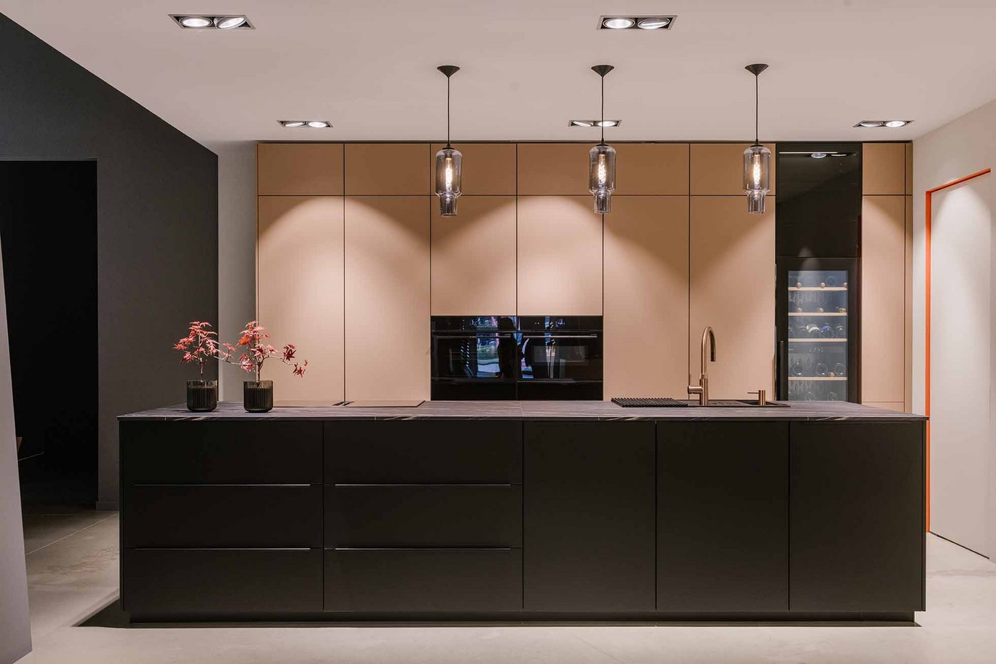 Cuisine Bicolore Épurée, Meubles Bas Noirs et Armoires Beige Mat
