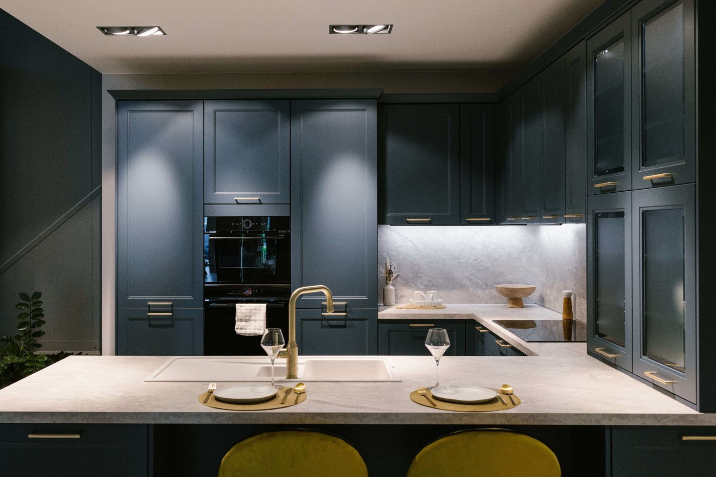 Cuisine moderne aux tons sombres avec meubles bleu nuit