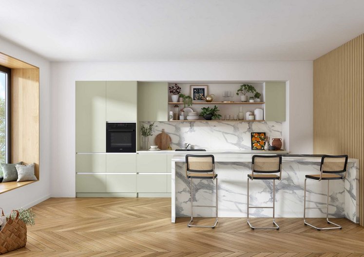  Jadegroen creëert, in combinatie met lichte marmerlook, een chic, fris geheel. In deze Luxa-keuken van Vanden Borre Kitchen zorgen greeploze keukenkasten voor een minimalistisch effect.